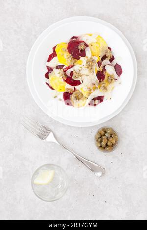 Salade de fenouil aux betteraves avec câpres Banque D'Images