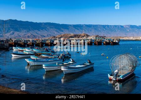 Port de pêche de Mirbat avec petits bateaux de pêche, Salalah, Oman Banque D'Images