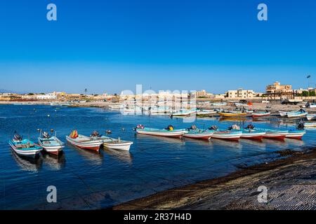 Port de pêche de Mirbat avec petits bateaux de pêche, Salalah, Oman Banque D'Images