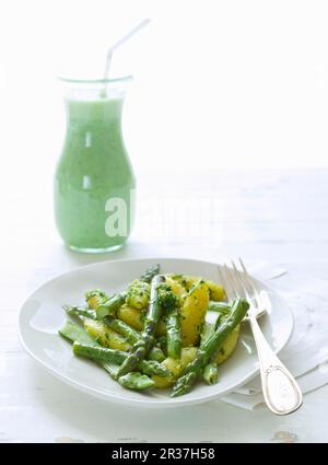 'Chupfnudeln' (boulettes de pommes de terre en forme de doigt) avec pesto à l'ail sauvage et asperges, servi avec un ail sauvage et un smoothie à l'ayran Banque D'Images