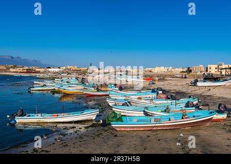 Port de pêche de Mirbat avec petits bateaux de pêche, Salalah, Oman Banque D'Images