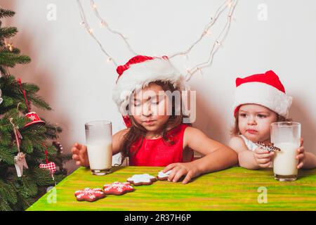 Deux jeunes filles près de l'arbre de Noël Banque D'Images