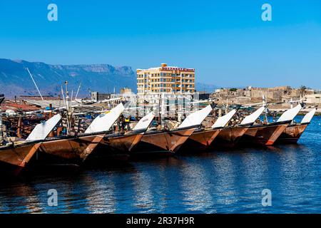 Port de pêche de Mirbat avec petits bateaux de pêche, Salalah, Oman Banque D'Images