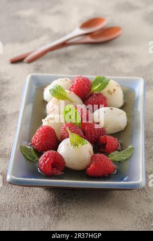 Litchis et framboises au champagne Banque D'Images