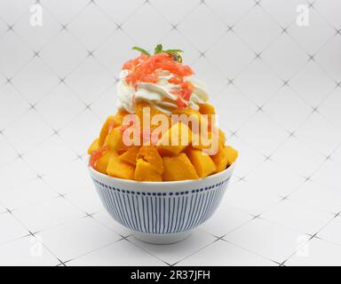 Dessert glacé rasé de Corée avec garnitures sucrées, Bingsu de mangue Banque D'Images