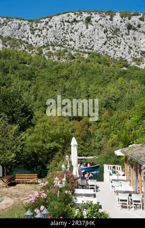 Restaurant, rivière, gorge de Cetina, près d'omis, Split-Dalmatie, Dalmatie, Croatie Banque D'Images