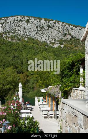 Restaurant, rivière, gorge de Cetina, près d'omis, Split-Dalmatie, Dalmatie, Croatie Banque D'Images