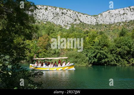 Bateau, rivière, gorge de Cetina, près d'omis, Split-Dalmatie, Dalmatie, Croatie Banque D'Images