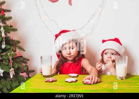 Deux jeunes filles près de l'arbre de Noël Banque D'Images