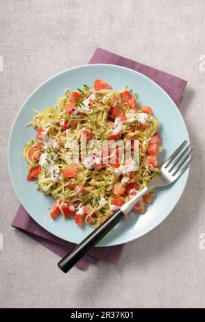 Nouilles de courgettes aux tomates, sauce remoulade et thym Banque D'Images