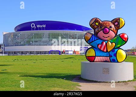 BEST Buddies Friendship Bear, en face de O2 World à Berlin Mitte, conçu par Romero Britto, donné par Eunice Kennedy Shriver Foundation 2011 Banque D'Images