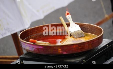 La cire (indonésienne l'appelle malam) fond dans la casserole. Cette cire est utilisée dans le processus de fabrication de tissu batik Banque D'Images