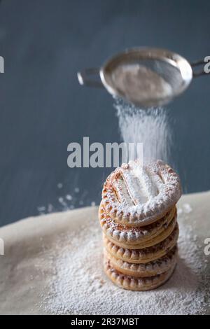 Les Cookies, saupoudrer de sucre en poudre Banque D'Images