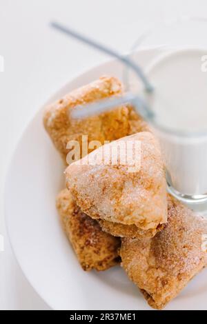 Biscuits au fromage cottage sur une assiette blanche avec du lait Banque D'Images
