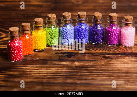 Perles colorées dans les bouteilles Banque D'Images