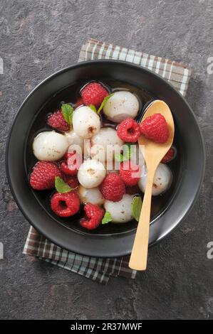 Lychees et framboises dans une sauce au champagne Banque D'Images