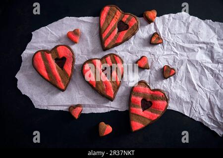 Gâteaux en forme de coeur rempli de gelée de framboise (végétalien) Banque D'Images