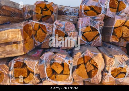 Santa Maria, Californie, États-Unis - 17 mai 2023. Bois de chauffage sec dans des sacs en plastique dans le centre du jardin. Bois dur à vendre Banque D'Images