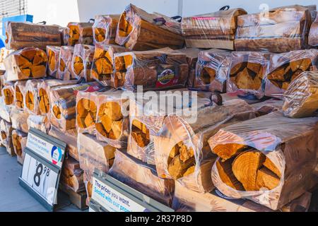 Santa Maria, Californie, États-Unis - 17 mai 2023. Bois de chauffage sec dans des sacs en plastique dans le centre du jardin. Bois dur à vendre Banque D'Images