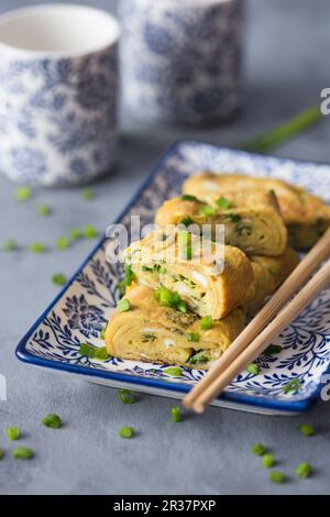 Tamagoyaki (omelette japonaise traditionnelle) avec ciboulette fraîche Banque D'Images