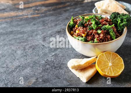 Salade de quinoa au brocoli et maïs au pain pitta Banque D'Images