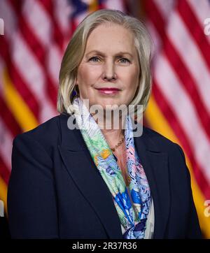 VALHALLA, NY, USA - 10 MAI 2023 : le sénateur Kirsten Gillicand prononce une allocution au SUNY Westchester Community College. Banque D'Images