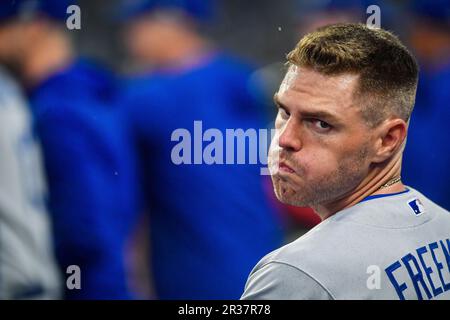 Atlanta, Géorgie, États-Unis. 22nd mai 2023. Freddie Freeman, le premier baseur des Dodgers de Los Angeles, regarde autour du dugout pendant le quatrième repas d'un match MLB contre les Braves d'Atlanta au Truist Park à Atlanta, en Géorgie. Austin McAfee/CSM/Alamy Live News Banque D'Images