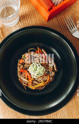 Sauté de bœuf avec poivre rouge et jaune et graines de sésame (Asie) Banque D'Images