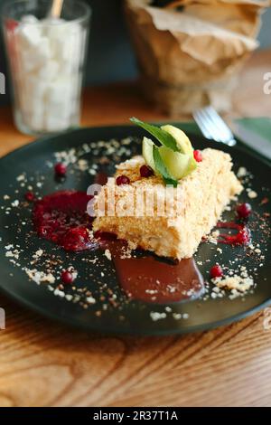 Un morceau de gâteau de noix de coco avec groseilles et glace à la menthe Banque D'Images