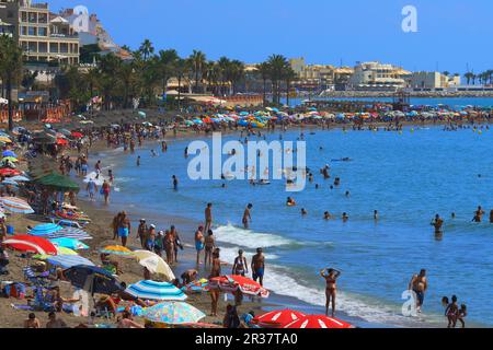 Plage en haute saison, Benalmadena. Costa del sol, province de Malaga, Andalousie, Espagne Banque D'Images