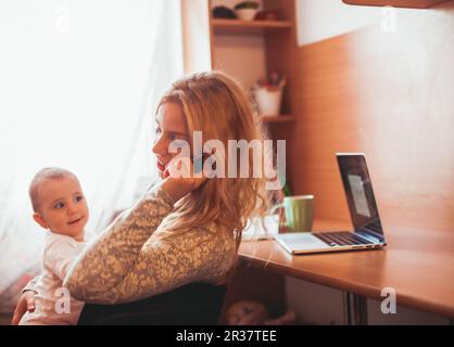 Offres de maman a travaillé avec bébé Banque D'Images