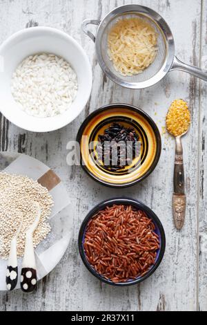 Un arrangement de différents types de riz, quinoa et couscous Banque D'Images