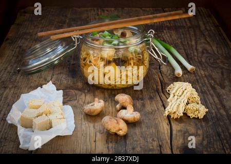 Soupe miso ramen aux champignons shiitake, tofu et oignon de printemps Banque D'Images