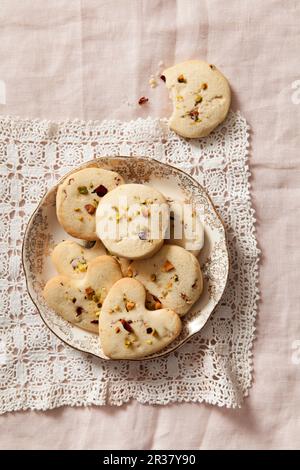 Biscuits avec pistaches et pétales de rose séchés Banque D'Images