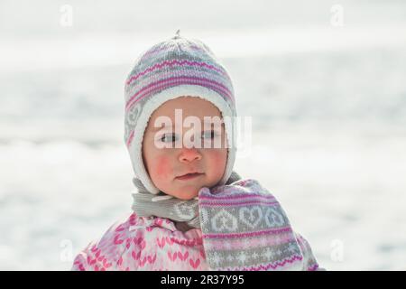 Girl jouit de la neige Banque D'Images