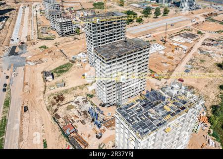 construction d'un bâtiment résidentiel de plusieurs étages avec grues et matériel de construction. vue aérienne. Banque D'Images