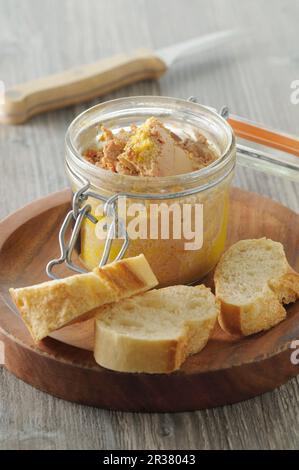 Foie gras dans un pot en verre avec des tranches de baguette Banque D'Images