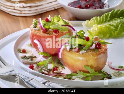 Pommes frites avec oignons, canneberges et arugula Banque D'Images