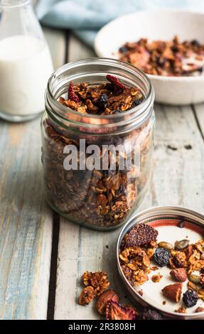 Granola aux fèves de cacao et aux fruits secs Banque D'Images