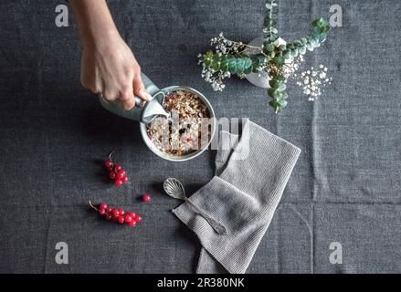 Verser le lait dans les muesli Banque D'Images