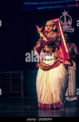 Personnage radiant de Minukku les personnages féminins sont également exécutés par des hommes en danse Kathakali, Kerala Kalamandalam à Cheruthuruthy ou Vallathol Banque D'Images