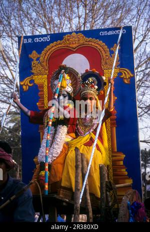 Artistes de théâtre dans une procession de festival habillée comme Lord Krishna avec son consort Radha à Thrissur Trichur, Kerala, Inde du Sud, Inde, Asie Banque D'Images