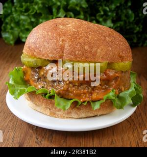 Sandwich au pain de viande avec pickle à l'aneth et laitue Banque D'Images