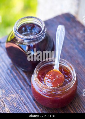 'Compotas' fraise et cerise (le mot portugais pour la confiture) sur une table à l'extérieur Banque D'Images