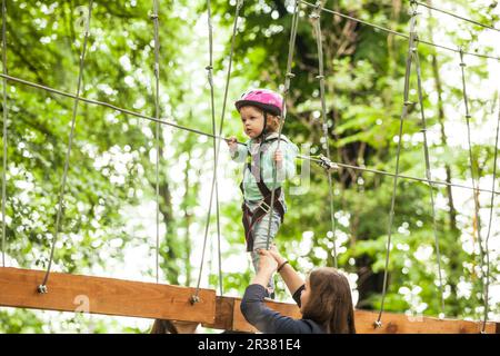 Dans une aire de jeux pour enfants Banque D'Images