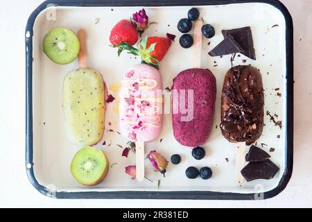 Kiwi, fraise, bleuets et pépites de chocolat Banque D'Images