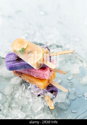 Divers suces de glace sur la glace pilée Banque D'Images