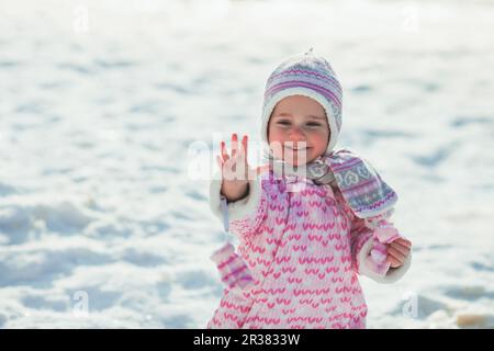 Girl jouit de la neige Banque D'Images