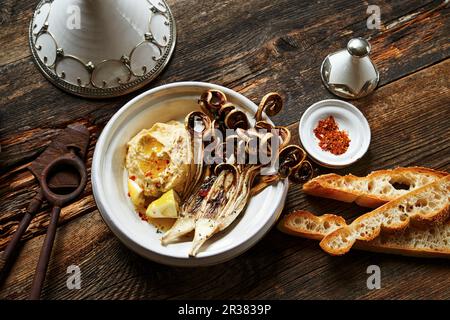 Radicchio frit avec houmous Banque D'Images