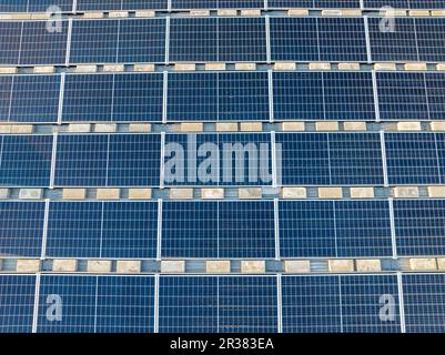 Panneaux solaires pour photo aérienne installés sur un toit commercial plat, industriel, avec des blocs de béton. Banque D'Images